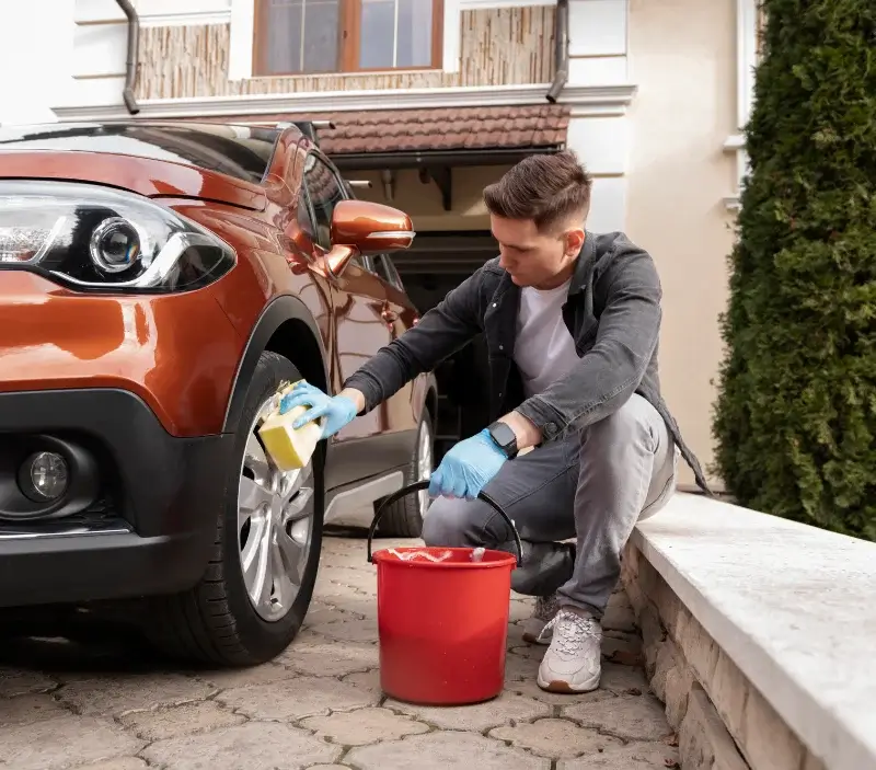 Lavage auto à domicile Étroussat : professionnel intervenant sur un véhicule